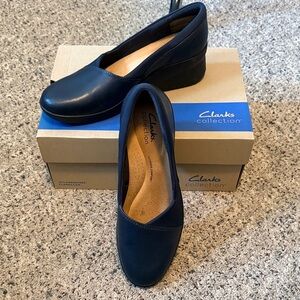 Clarks Suttyn Walk Womens Wedge Slip-On Shoes Navy Blue Leather 2.75 Heel NIB 9